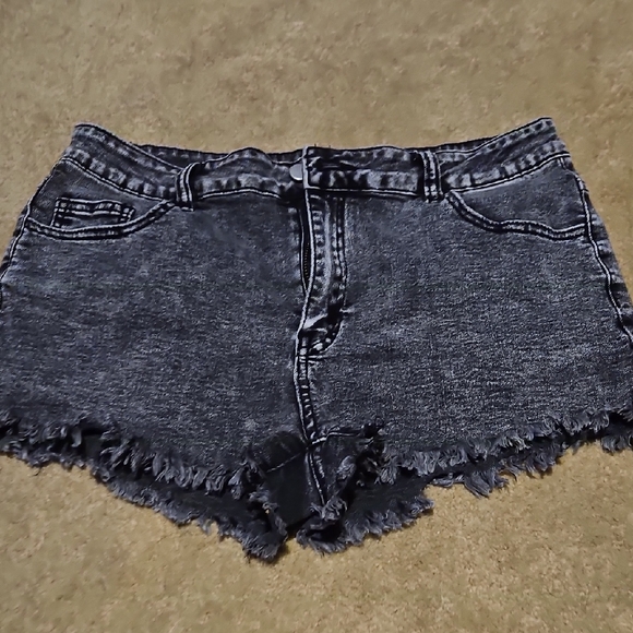 ROMWE Pants - Black Denim Shorts